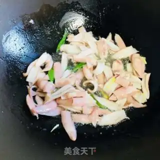 Make A squid radish fan soup step 1