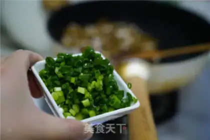 Make Squeeze the chili meat for the rice step 4