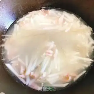 Make A squid radish fan soup step 3