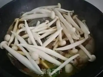 Make Seafood mushrooms burn fish head bones step 3