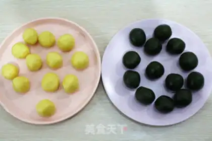 Make Watermelon mooncake step 4