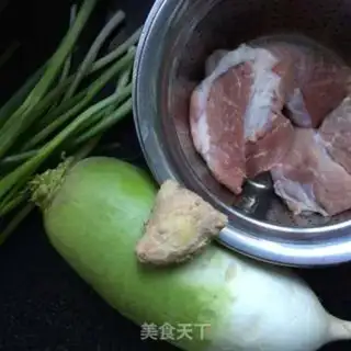 Make Roach pork dumplings step 1