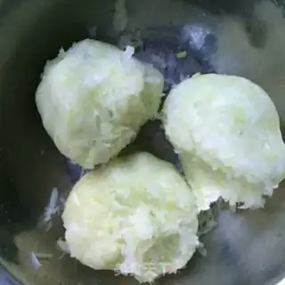 Make Roach pork dumplings step 2