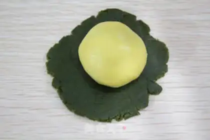 Make Watermelon mooncake step 8