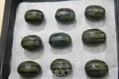 Make Watermelon mooncake step 9
