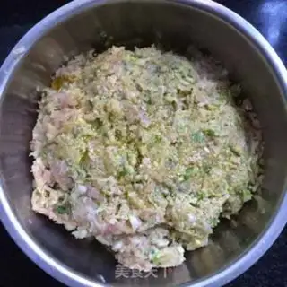 Make Roach pork dumplings step 4