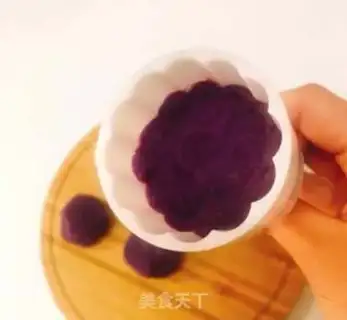 Make A simple moon cake step 1
