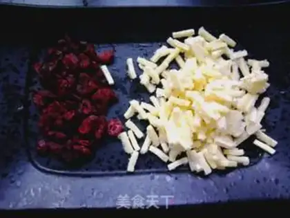Make Cranberry cheese and chips step 0