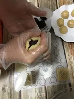 Make A wide moon cake step 5
