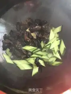 Make cucumber-mucked eggs step 1
