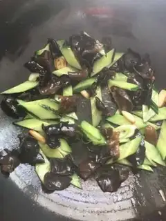 Make cucumber-mucked eggs step 2