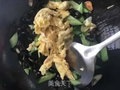 Make cucumber-mucked eggs step 3