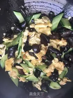 Make cucumber-mucked eggs step 4