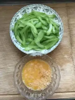 Make Celery fried eggs step 0