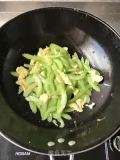 Make Celery fried eggs step 4