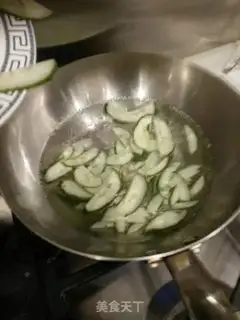 Make cucumber egg soup step 1