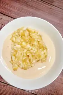 Make Banana yogurt pie step 1