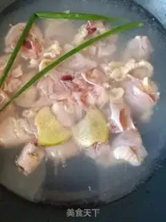 Make Yellow chicken step 1