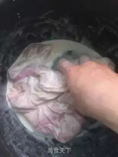 Make White pepper pork belly soup step 1