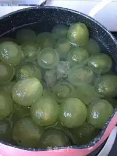 Make Home-made grape cans step 4