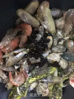 Make A pot of fresh seafood step 5
