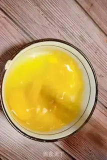 Make Tomato eggs and smelts step 0