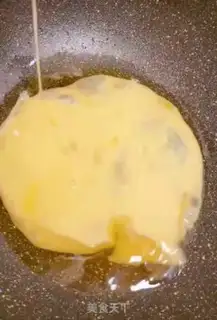 Make Tomato eggs and smelts step 1