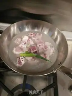 Make Black-haired pork chop soup step 1
