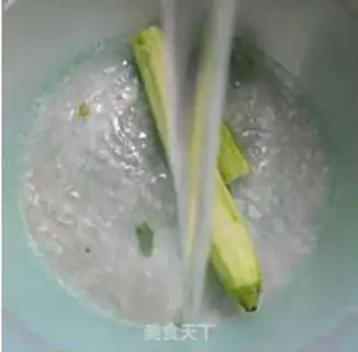 Make The silk melon fried green bean sprouts step 2
