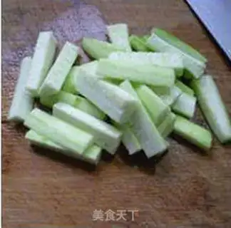 Make The silk melon fried green bean sprouts step 3