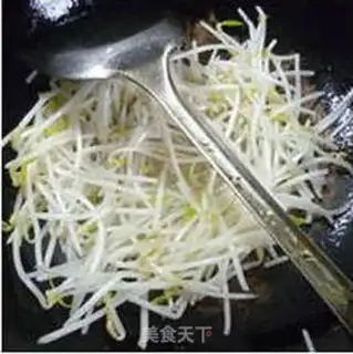 Make The silk melon fried green bean sprouts step 4