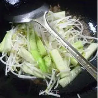 Make The silk melon fried green bean sprouts step 5