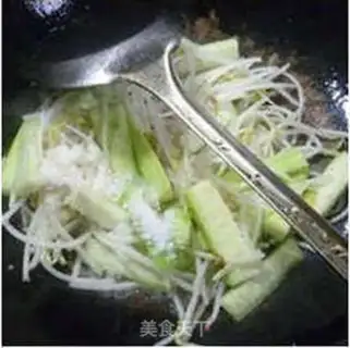 Make The silk melon fried green bean sprouts step 6