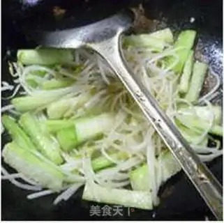 Make The silk melon fried green bean sprouts step 7