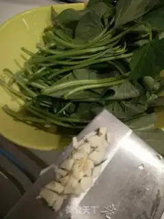 Make Clear the red potato leaves step 0