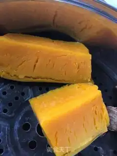 Make Steamed onion pumpkin roll step 0