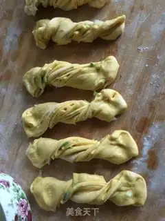 Make Steamed onion pumpkin roll step 15