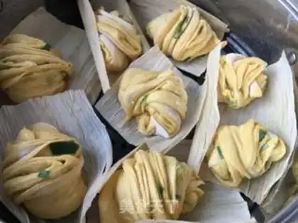 Make Steamed onion pumpkin roll step 16