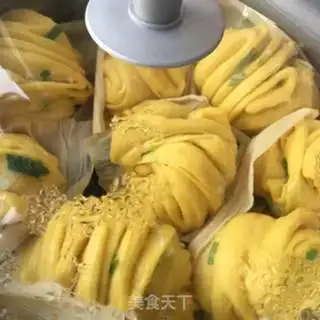 Make Steamed onion pumpkin roll step 17