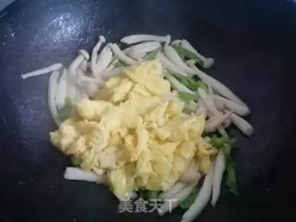 Make Seafood mushroom fried eggs step 4