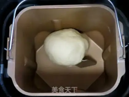 Make Miffy Rabbit squeezes bread step 1
