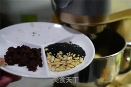 Make Sesame pine red sugar step 2
