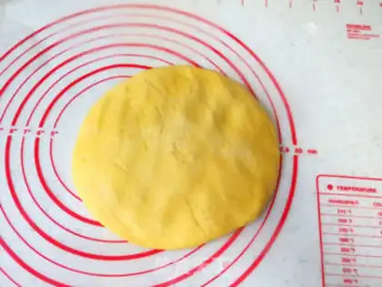 Make Miffy Rabbit squeezes bread step 6