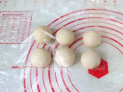 Make Miffy Rabbit squeezes bread step 10