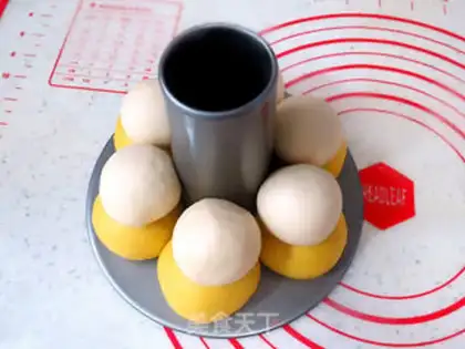 Make Miffy Rabbit squeezes bread step 11