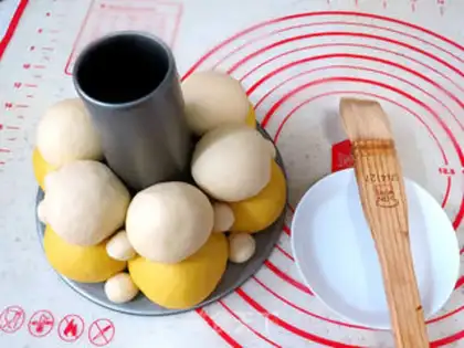 Make Miffy Rabbit squeezes bread step 13