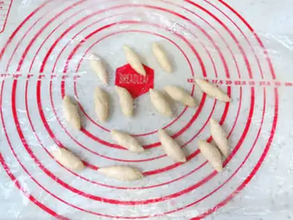 Make Miffy Rabbit squeezes bread step 14