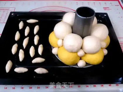 Make Miffy Rabbit squeezes bread step 15