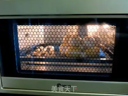 Make Miffy Rabbit squeezes bread step 16
