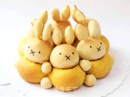 Make Miffy Rabbit squeezes bread step 17
